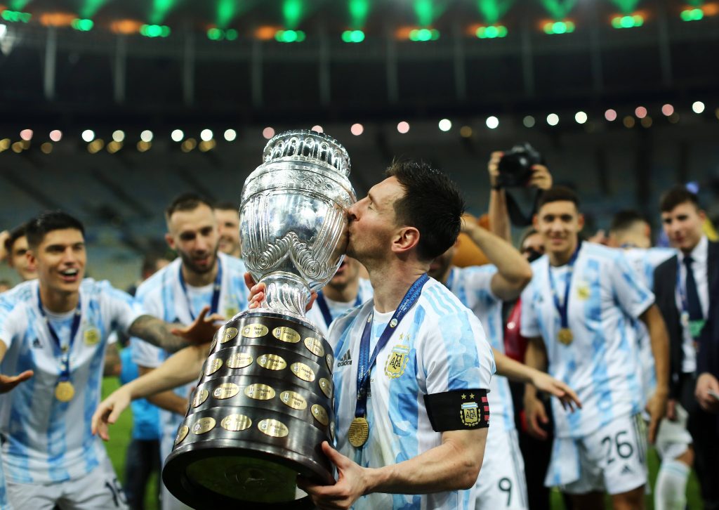 Messi besando la Copa América en 2021, la única edición que ganó (IMAGO)