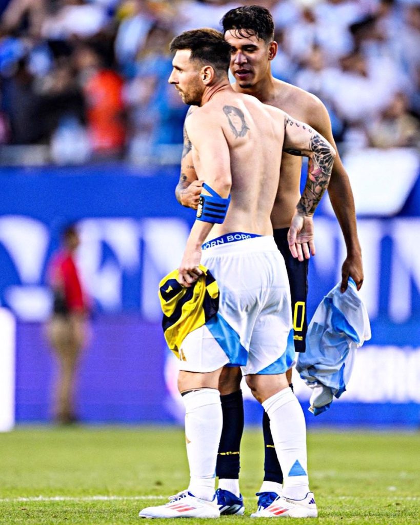 Kendry Páez cambió la camiseta con Messi. (Foto: @AndresPonce28)